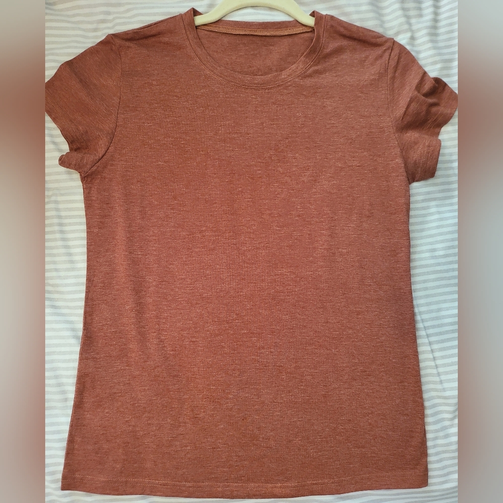 Rust Short sleeve Tee. Size S. New in Package without Tag!